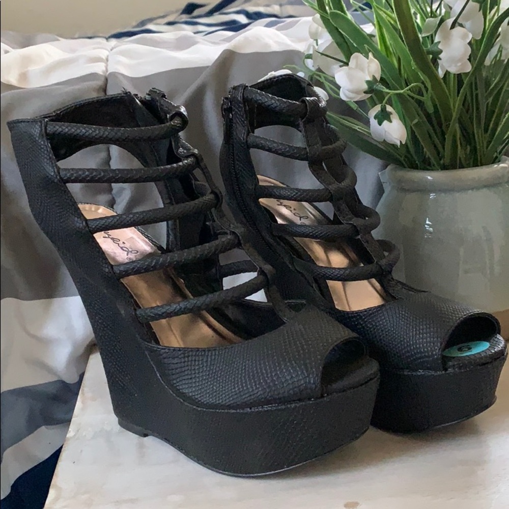 Black wedges